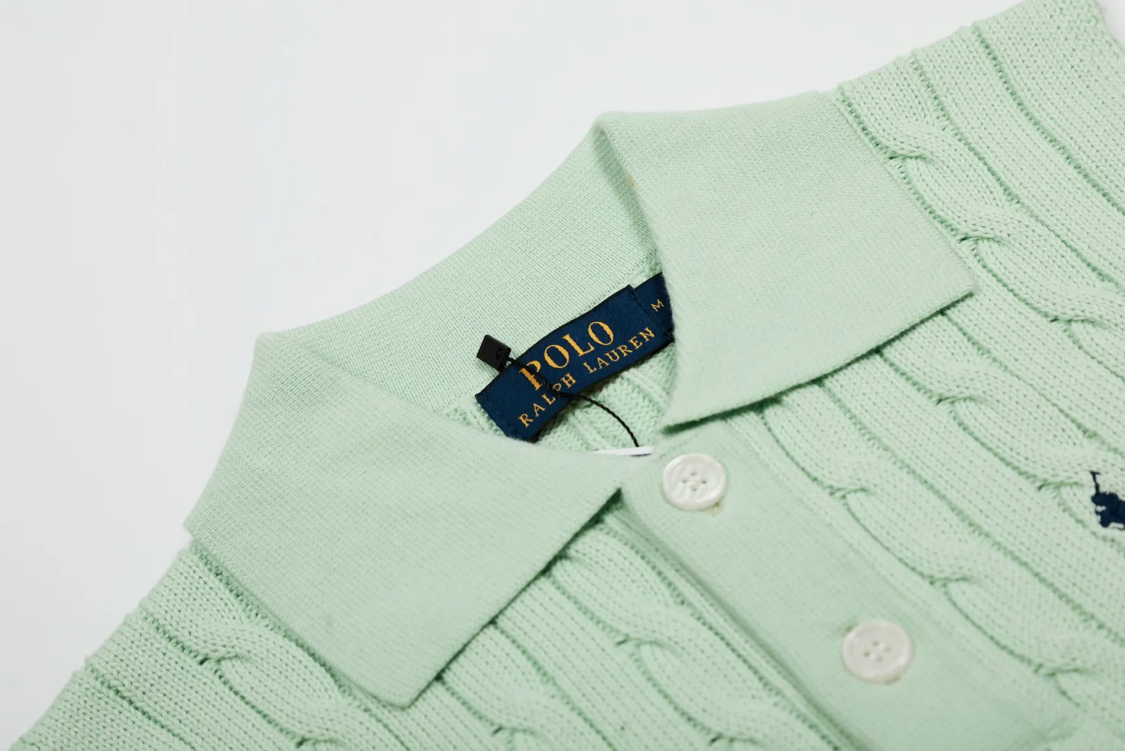P166 💰 "Top quality" Style number: DS023# (not off the shelves all year round) [Ralph Lauren POLO lapel solid color pony embroidered logo knitted vest short sleeves] ✅Ralph Lauren Ralph Lauren classic basic versatile all-season cardigan knitted POLO vest vest short sleeves ✅Main supplier platform live broadcast Wholesale entity Replacement when out of stock Not off the shelf ✅ZP quality 1:1 version Scan the code to enter the GF website Counter quality ✅Details and quality are the only one in Guangzhou. Imported quality cotton yarn, focusing on high-end, cost-effective. Needless to say good quality. ✅Restore the original version. The maximum size can be worn up to 150 pounds. Loose, comfortable and stress-free. Olive green, denim blue, Chinese red